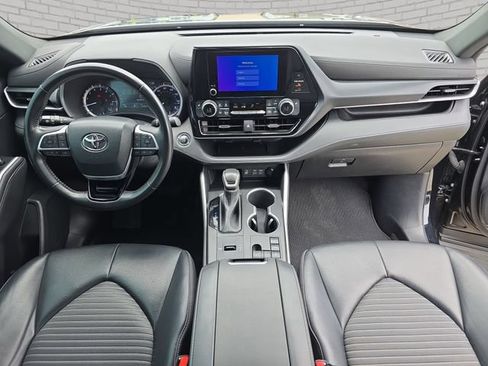 Used 2023 Toyota Highlander XSE FWD image 9