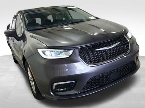 Used 2023 Chrysler Pacifica Touring-L FWD image 7