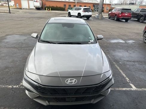 Used 2025 Hyundai Elantra SEL image 3