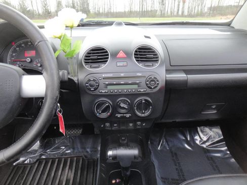 Used 2010 Volkswagen Beetle Final Edition FWD image 11