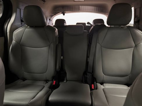 Certified 2024 Toyota Sienna XLE FWD image 15