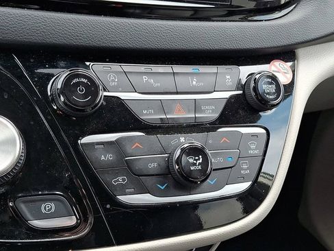 Certified 2023 Chrysler Pacifica Touring-L image 21