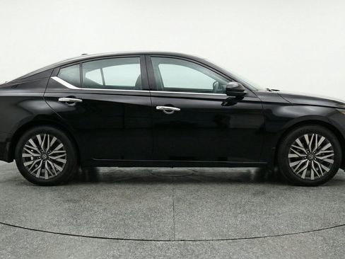 Used 2025 Nissan Altima 2.5 SV FWD image 11