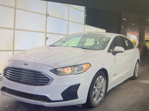 Used 2019 Ford Fusion SE image 2