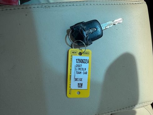 Used 2007 Lincoln Town Car Signature Limited RWD image 5