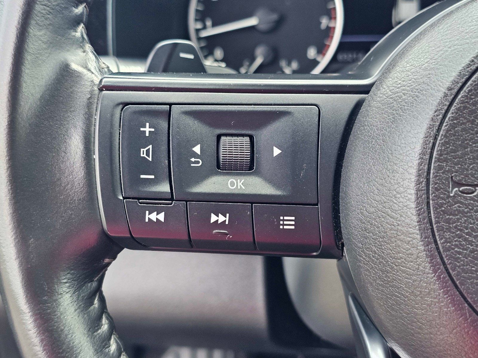 Used 2024 Nissan Pathfinder SV FWD image 19