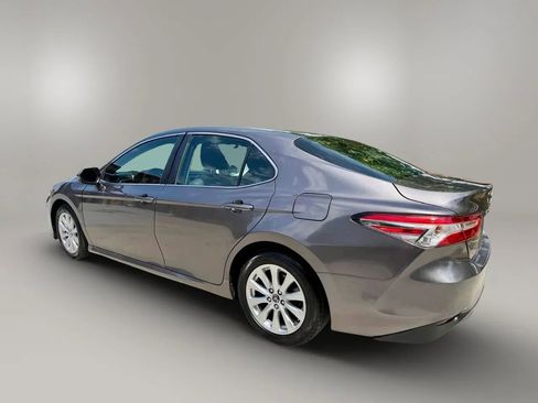 Used 2018 Toyota Camry LE FWD image 3