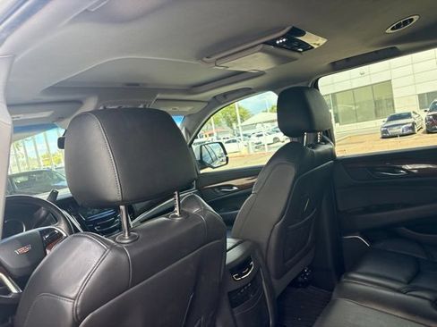 Used 2019 Cadillac Escalade Luxury AWD/4WD image 18