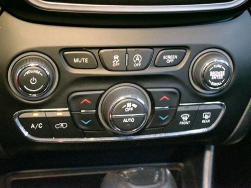 Used 2019 Jeep Cherokee Trailhawk AWD/4WD image 27