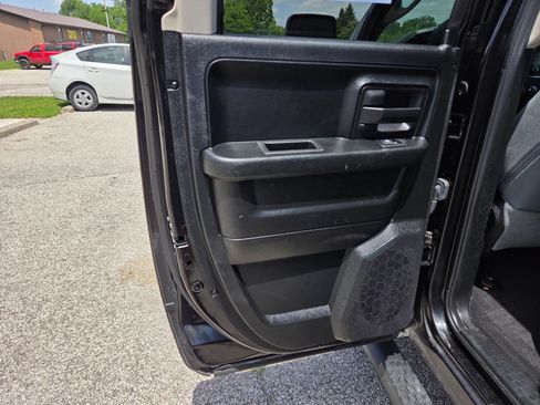 Used 2018 RAM 1500 Express w/ Black Ram 1500 Express Group AWD/4WD image 15