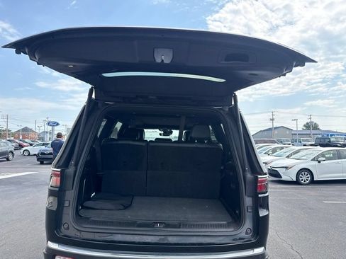 Used 2022 Jeep Wagoneer Series III w/ Premium Group I AWD/4WD image 8