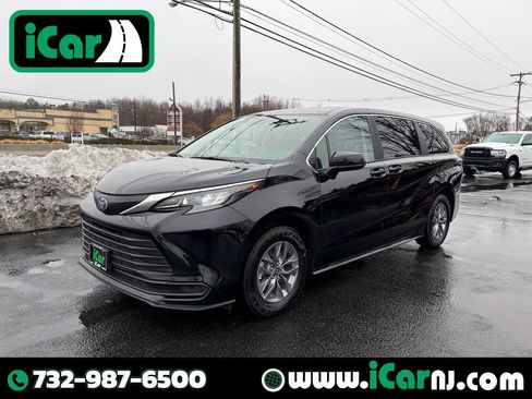 Used 2024 Toyota Sienna LE image 1
