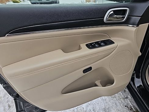 Certified 2020 Jeep Grand Cherokee Limited w/ Premium Lighting Group image 17