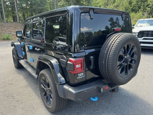 Used 2023 Jeep Wrangler Unlimited Sahara w/ Cold Weather Group AWD/4WD image 7
