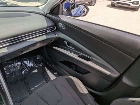 Used 2022 Hyundai Elantra SEL FWD image 17