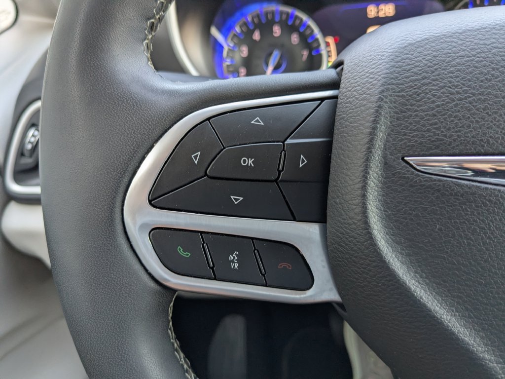 Used 2024 Chrysler Pacifica Touring-L FWD image 18