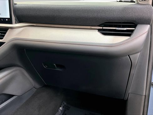 Used 2025 Ford Explorer Active w/ Active Comfort Package RWD image 19