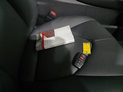 Used 2026 Toyota Grand Highlander XLE image 9