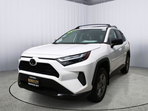 Used 2025 Toyota RAV4 LE AWD/4WD image 4