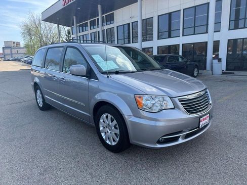 Used 2016 Chrysler Town & Country Touring FWD image 3