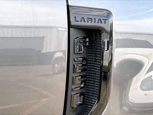 Certified 2022 Ford F250 Lariat w/ Black Appearance Package image 9