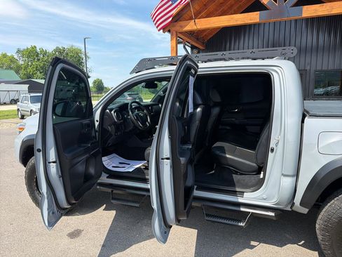 Used 2019 Toyota Tacoma TRD Off-Road AWD/4WD image 7