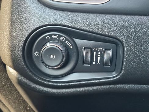 Used 2016 Jeep Renegade Latitude w/ Safety & Security Group AWD/4WD image 28