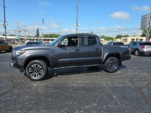 Used 2021 Toyota Tacoma TRD Sport AWD/4WD image 3