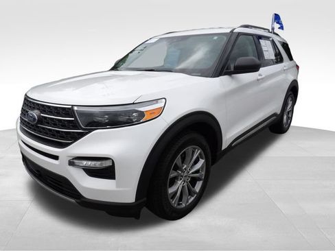 Certified 2022 Ford Explorer XLT w/ Equipment Group 202A RWD image 3