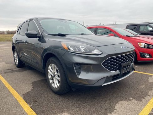 Used 2020 Ford Escape SE image 3