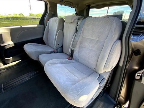 Used 2016 Toyota Sienna LE image 20