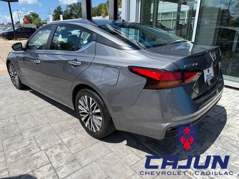 Used 2024 Nissan Altima 2.5 SV FWD image 2