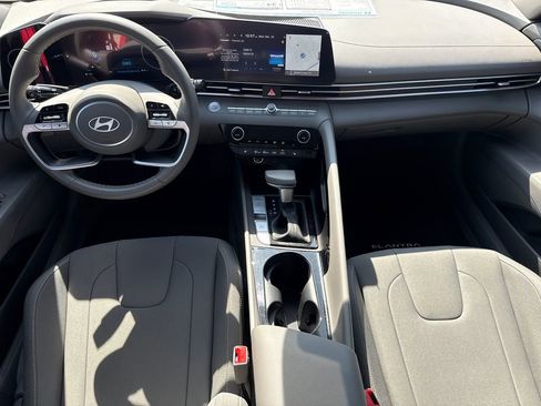 Certified 2025 Hyundai Elantra SEL FWD image 10