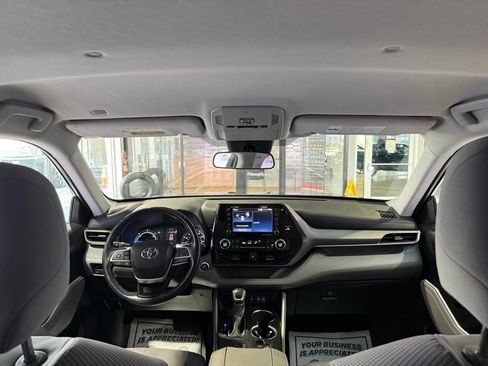 Used 2022 Toyota Highlander LE FWD image 22