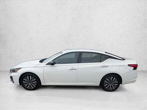 Used 2025 Nissan Altima 2.5 SV FWD image 8