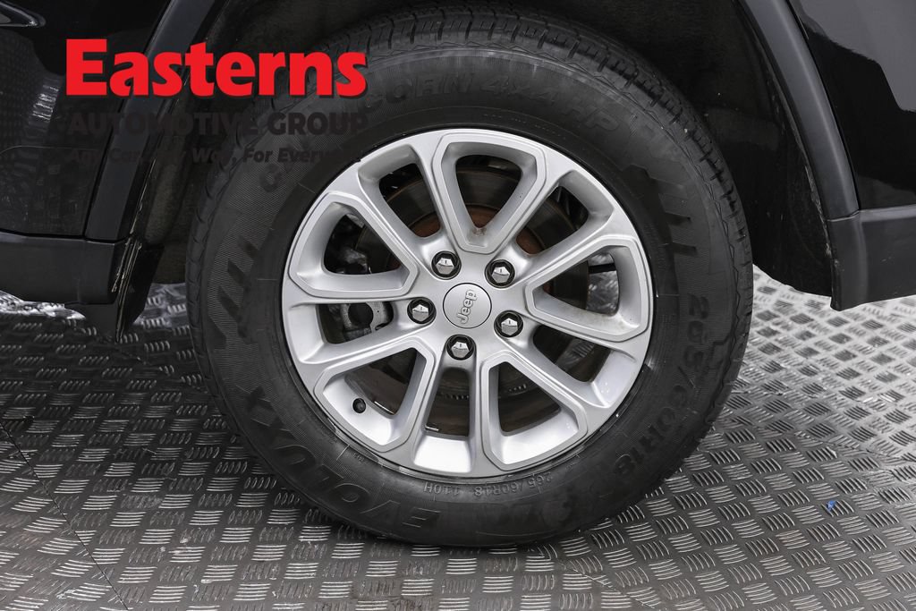Used 2021 Jeep Grand Cherokee Laredo AWD/4WD image 36