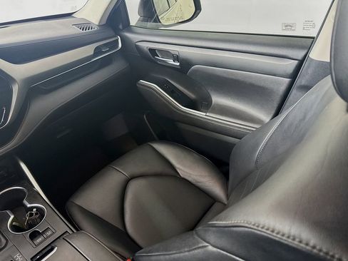 Used 2020 Toyota Highlander XLE FWD image 24