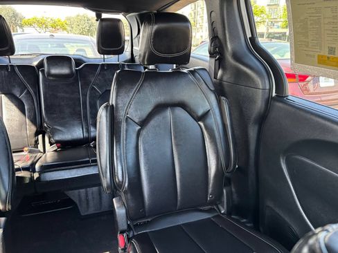 Used 2025 Chrysler Pacifica Select FWD image 39