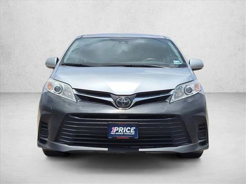 Used 2020 Toyota Sienna LE FWD image 2