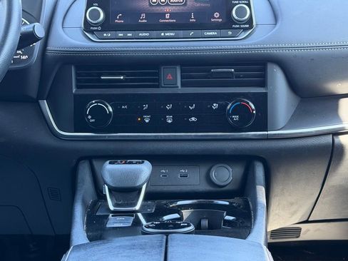 Used 2023 Nissan Rogue S image 19
