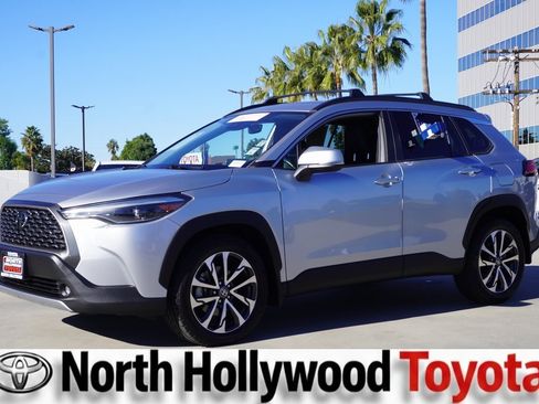 Certified 2022 Toyota Corolla Cross XLE image 3