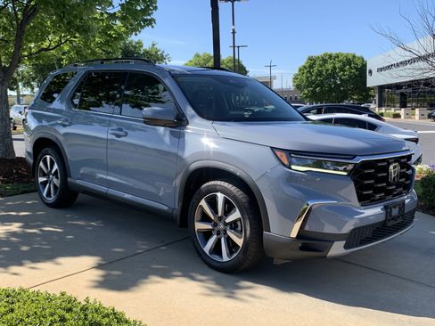 Used 2025 Honda Pilot Touring image 2