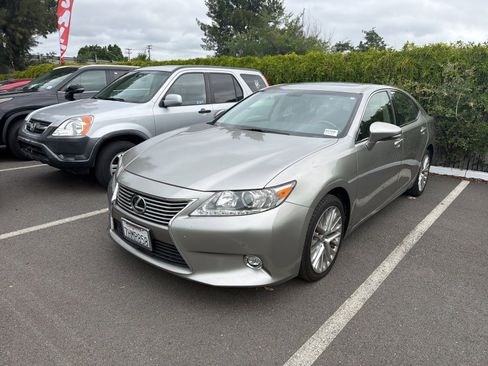 Used 2015 Lexus ES 350 w/ Luxury Package FWD image 3