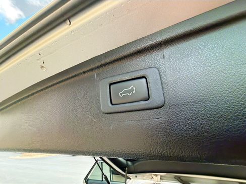 Used 2017 Subaru Outback 2.5i Limited AWD/4WD image 8
