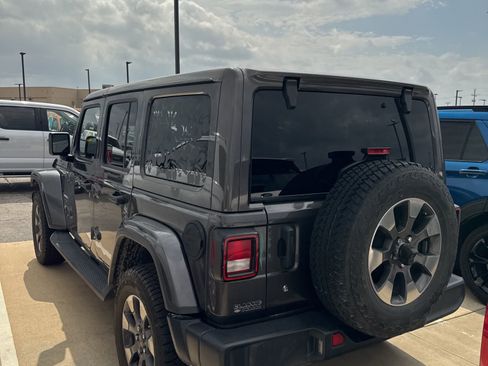 Used 2018 Jeep Wrangler Unlimited Sahara image 4