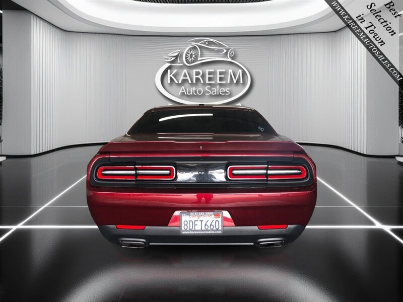 Used 2018 Dodge Challenger SXT RWD image 6