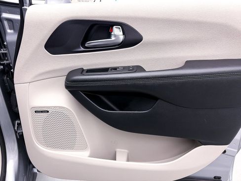 Used 2020 Chrysler Pacifica Limited w/ Advanced Safetytec Group FWD image 38