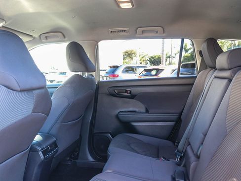 Used 2023 Toyota Highlander LE image 19