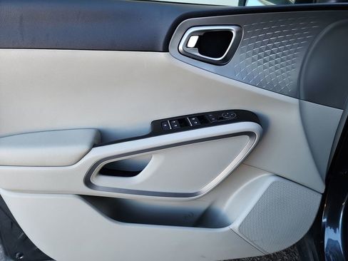 Used 2022 Kia Soul LX image 12