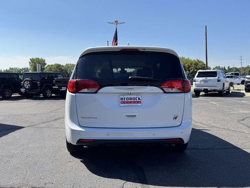 Used 2017 Chrysler Pacifica Touring-L FWD image 6
